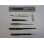 MIXED LOT OF VARIOUS PARKER AND OTHER PENS AND PROPELLING PENCILS