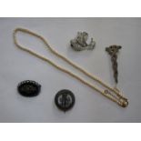 STRAND OF PEARLS AND FOUR VARIOUS BROOCHES