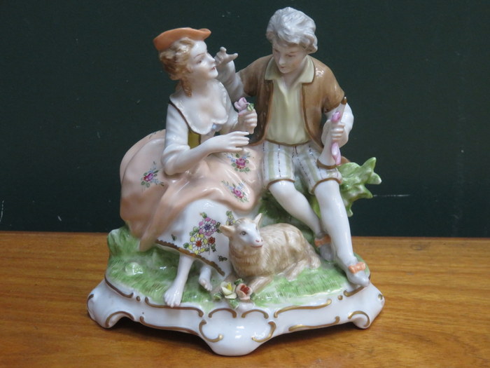 CONTINENTAL STYLE HANDPAINTED CERAMIC FIGURE GROUP