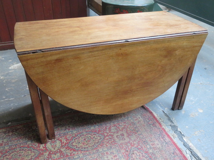 ANTIQUE MAHOGANY GATELEG DINING TABLE