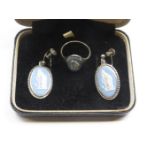 PAIR OF WEDGWOOD JASPERWARE DROP EARRINGS AND DRESS RING