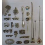 MIXED LOT OF SILVER AND SILVER COLOURED JEWELLERY INCLUDING WATCH FOB ON CHAIN, BROOCHES, TIE PINS,