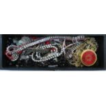 MIXED LOT OF COSTUME JEWELLERY INCLUDING SILVER AND SILVER COLOURED,