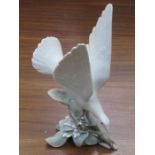 LLADRO GLAZED CERAMIC FIGURE OF A DOVE IN FLIGHT,