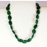 A malachite necklace, L. 40cm.