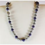 A grey and blue pearl necklace, L. 40cm.