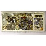 A chaise long jewellery box and contents.