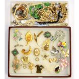 A quantity of costume jewellery.