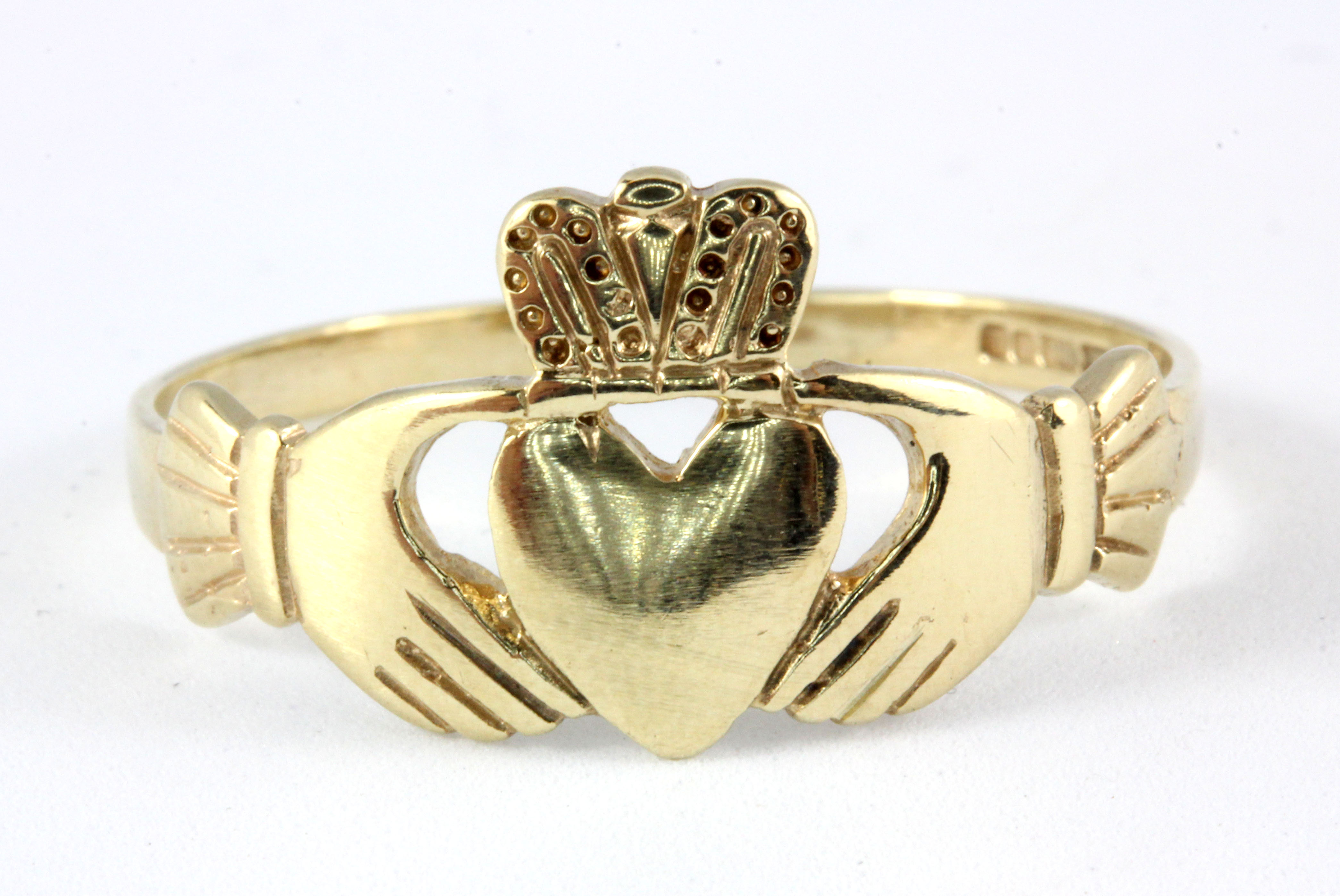 A 9ct yellow gold Claddagh ring, approx. 2.6g, (Y.5).