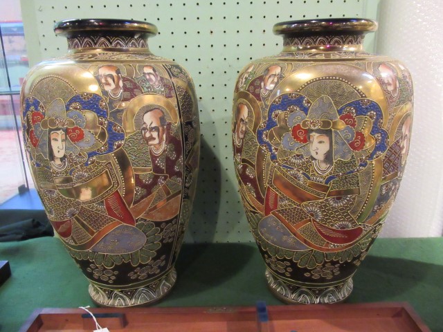 A pair of Japanese Taisho period large satsuma pottery vase, with two blind decoration.