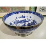 An early 20th century Royal Worcester blue & white Willow pattern fruit bowl,