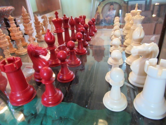 A set of white and red resin moulded chessmen. - Image 3 of 3