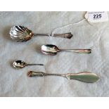 A small collection of vintage silver flatware, to include: salt spoon, butter knife,