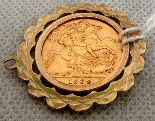 A 1962 gold sovereign, with pierced 9ct flower head motif setting.