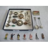 A quantity of miscellaneous jewellery, to include: a mourning brooch, seed pearl brooch,