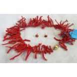 A spiky coral necklace, together with a pair of stud earrings.
