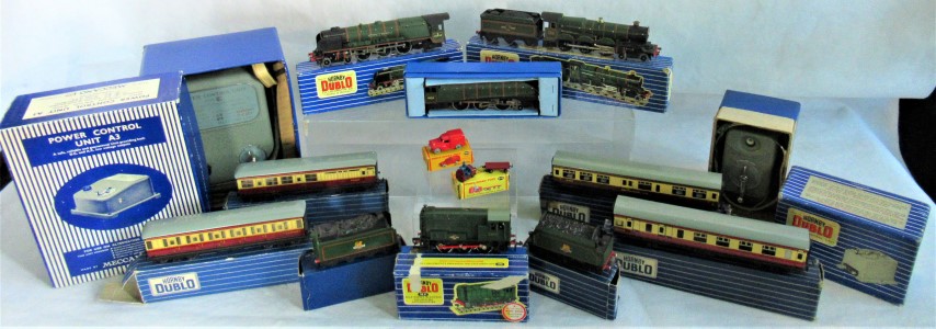 A quantity of Hornby Dublo engines and other associated items to include: an EDLT20 locomotive &