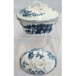 A 19th century Worcester blue and white butter dish decorated with zig-zag fence pattern,