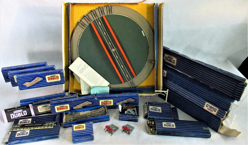 A quantity of Hornby Dublo track to include: turntable, buffer stops,