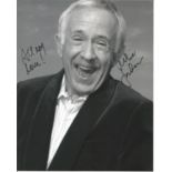Leslie Jordan signed 10x8 b/w photo. American actor and playwright. Good Condition. All signed