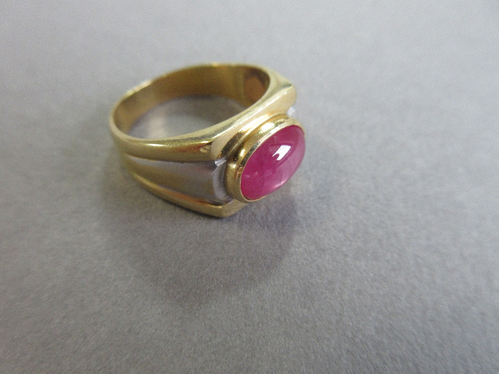 A star ruby single stone ring, the oval cabochon ruby set horizontally in a collet on a flat - Image 6 of 6