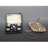 Four late Victorian silver cruet bowls/salts with spoons, (2 with liners), cased; a small silver