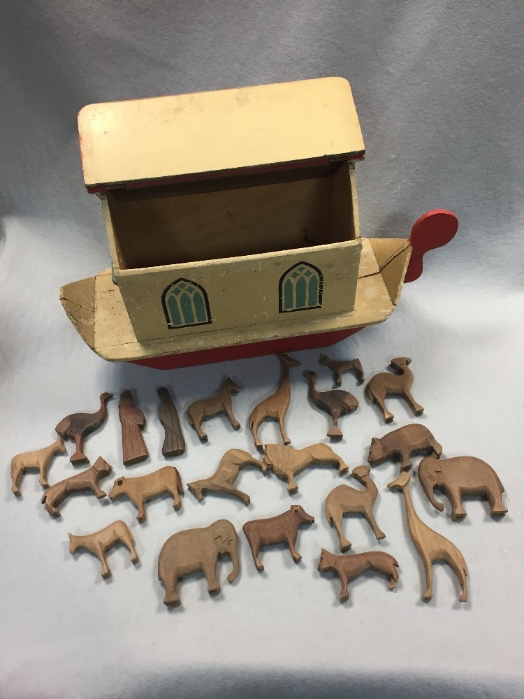 A painted wood Noah's ark, the hinged roof opening to reveal a number of carved wood animals - Image 5 of 12