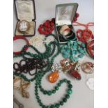 A quantity of mixed jewellery to include a 9ct ring, cameos, silver, coral, malachite, garnets etc