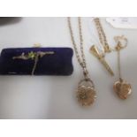 A quantity of mixed jewellery to include a 9ct peridot and seed pearl bar brooch (cased) a locket