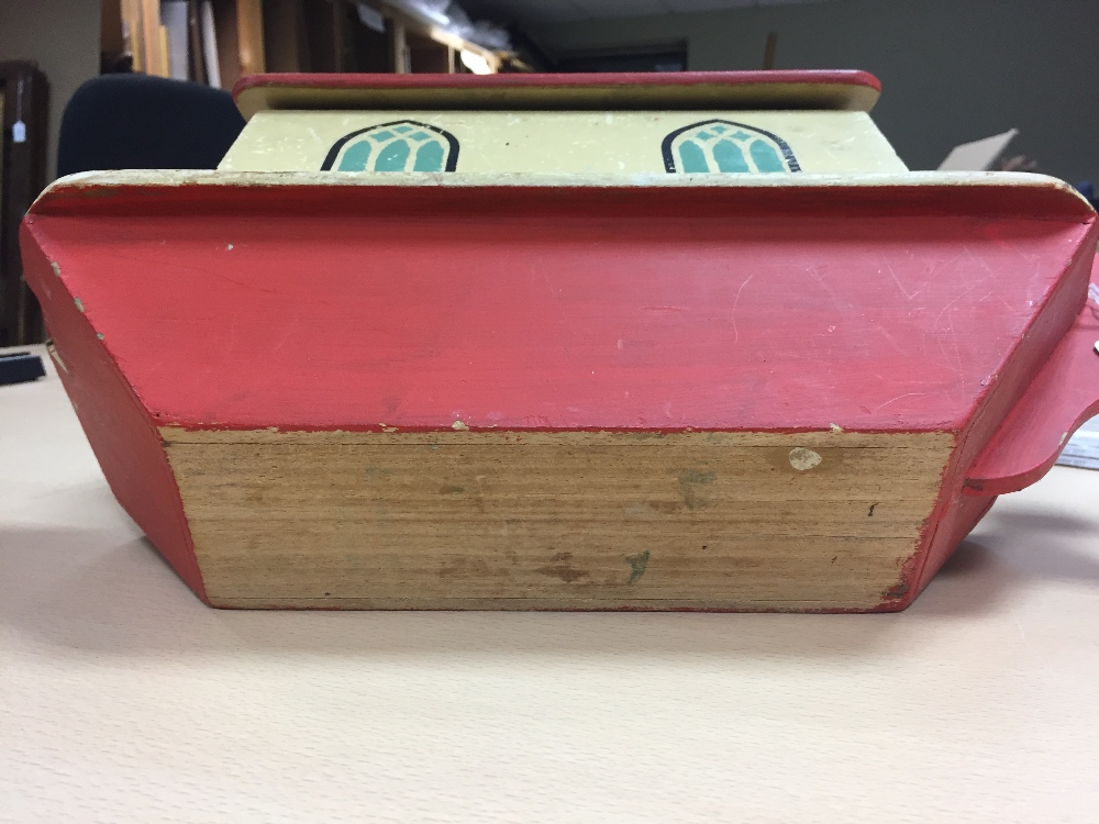 A painted wood Noah's ark, the hinged roof opening to reveal a number of carved wood animals - Image 12 of 12