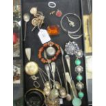 A quantity of mixed jewellery and silver to include a 15ct sapphire and cultured pearl bar brooch,