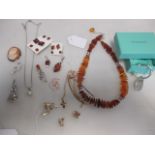 A quantity of mixed jewellery to include an 18ct cross and 18ct earstuds (4.6g), a 9ct cross and