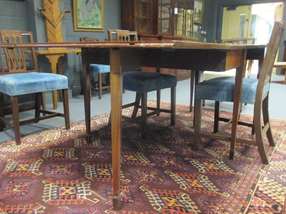 A Sheraton style mahogany D-end dining table with central drop leaf section on square tapered legs - Image 3 of 4