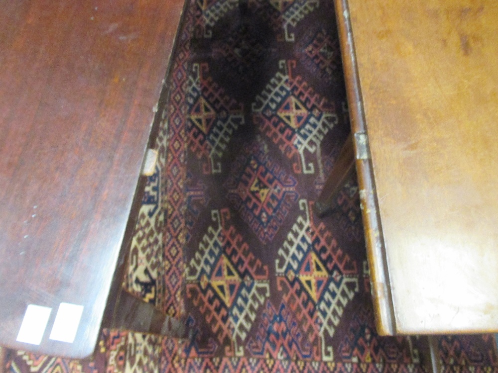 A Sheraton style mahogany D-end dining table with central drop leaf section on square tapered legs - Image 4 of 4