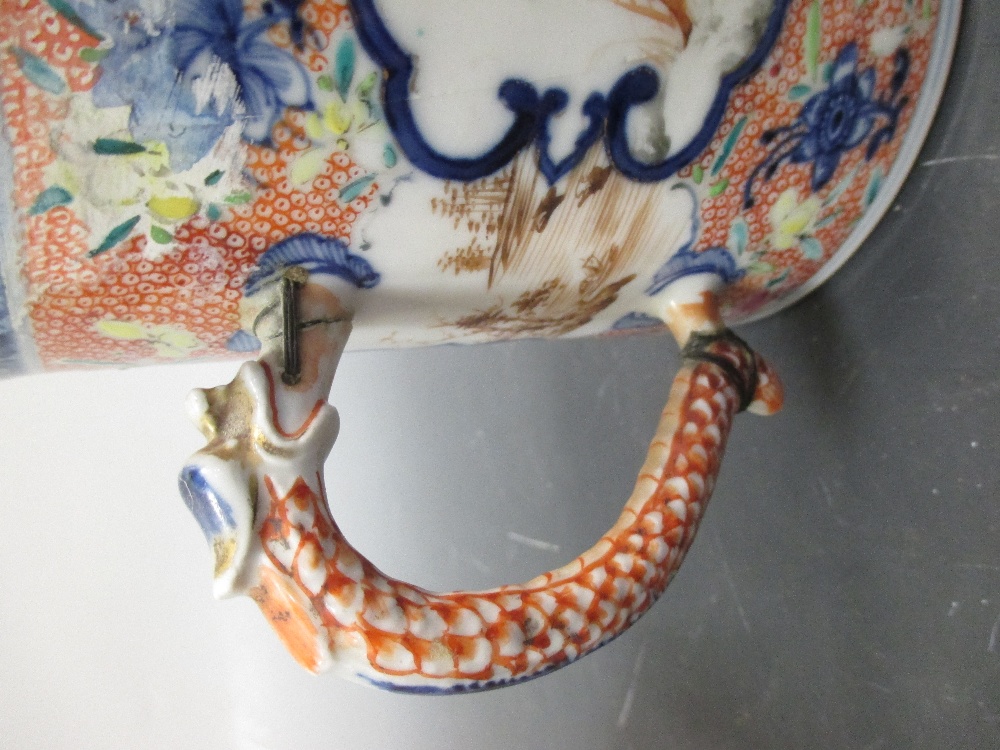 An 18th century Chinese export mug decorated with panels of boys in a garden with dragon handle ( - Image 4 of 5