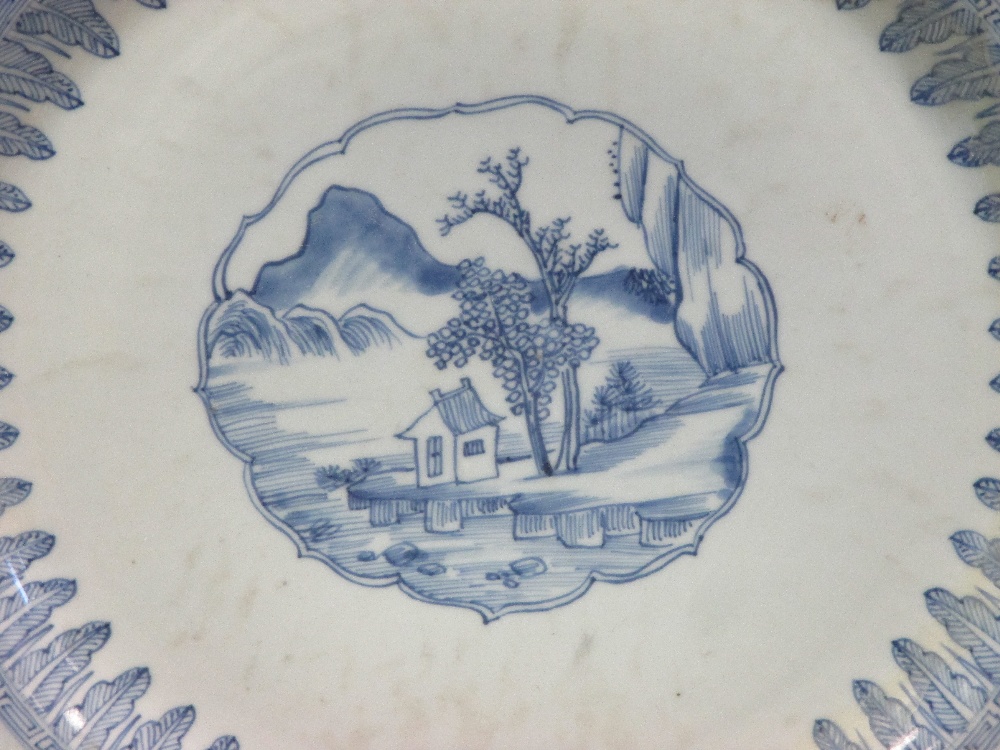 An 18th century Chinese blue and white dish (a/f) - Image 5 of 5