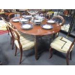An Edwardian mahogany dining table, 73 x 140 x 98cm