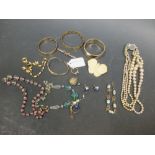 A quantity of costume jewellery to include rolled gold bangles, faux pearls etc