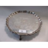 A small silver pie crust edge salver, 10oz