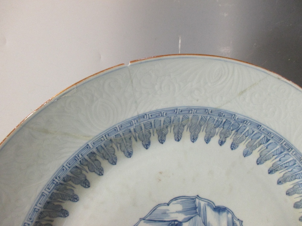 An 18th century Chinese blue and white dish (a/f) - Image 2 of 5