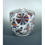 An 18th century Chinese Imari lidded bowl painted with the 'Fan' pattern of rosettes amongst