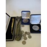 A Victorian bag purse with, a silver gilt wheatsheaf brooch and two commemorative medallions
