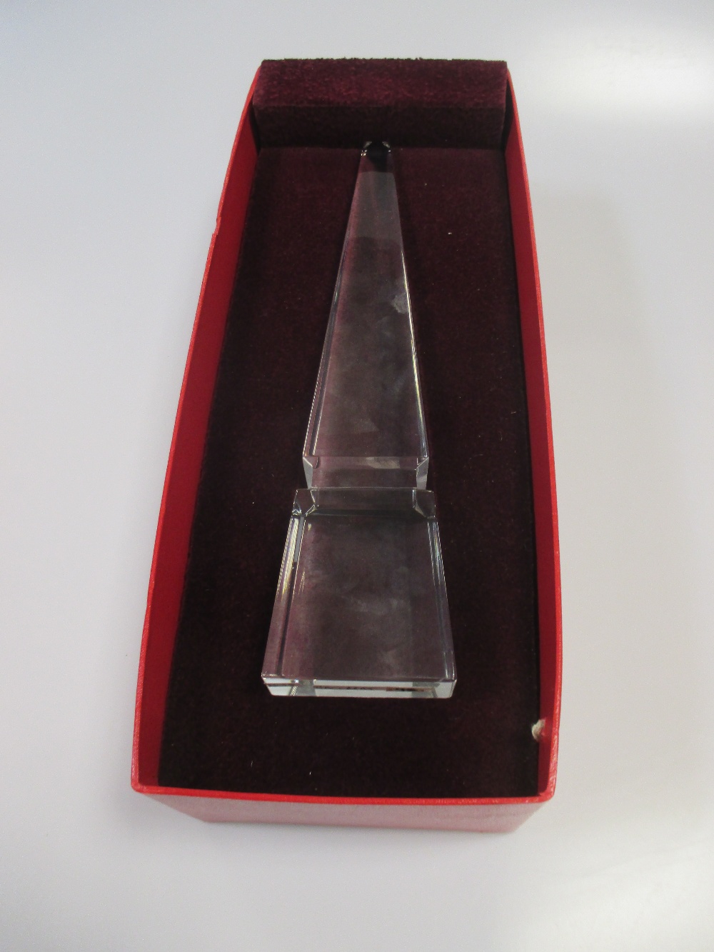 A glass obelisk by Baccarat in the original case 25cm high - Image 5 of 6