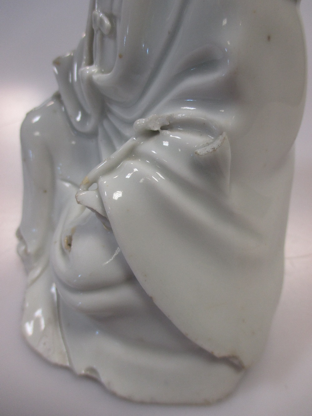 An 18th century blanc de Chine seated Guanyin 18cm high - Image 4 of 6