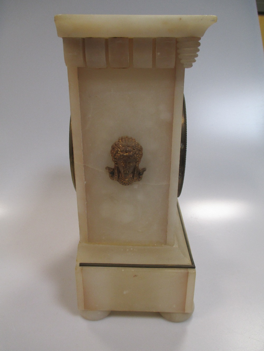 An alabaster case mantel clock with visible movement, 27 x 19cm - Image 3 of 5