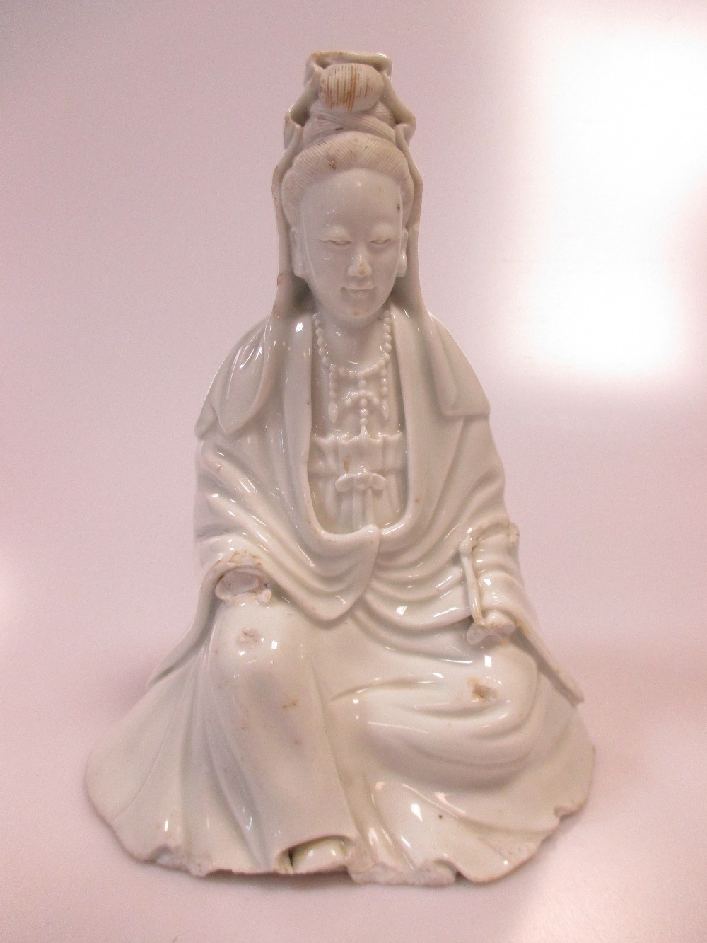 An 18th century blanc de Chine seated Guanyin 18cm high