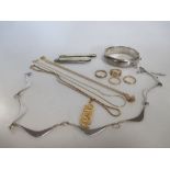 A collection of silver and gold jewellery, and two folding knives (13)