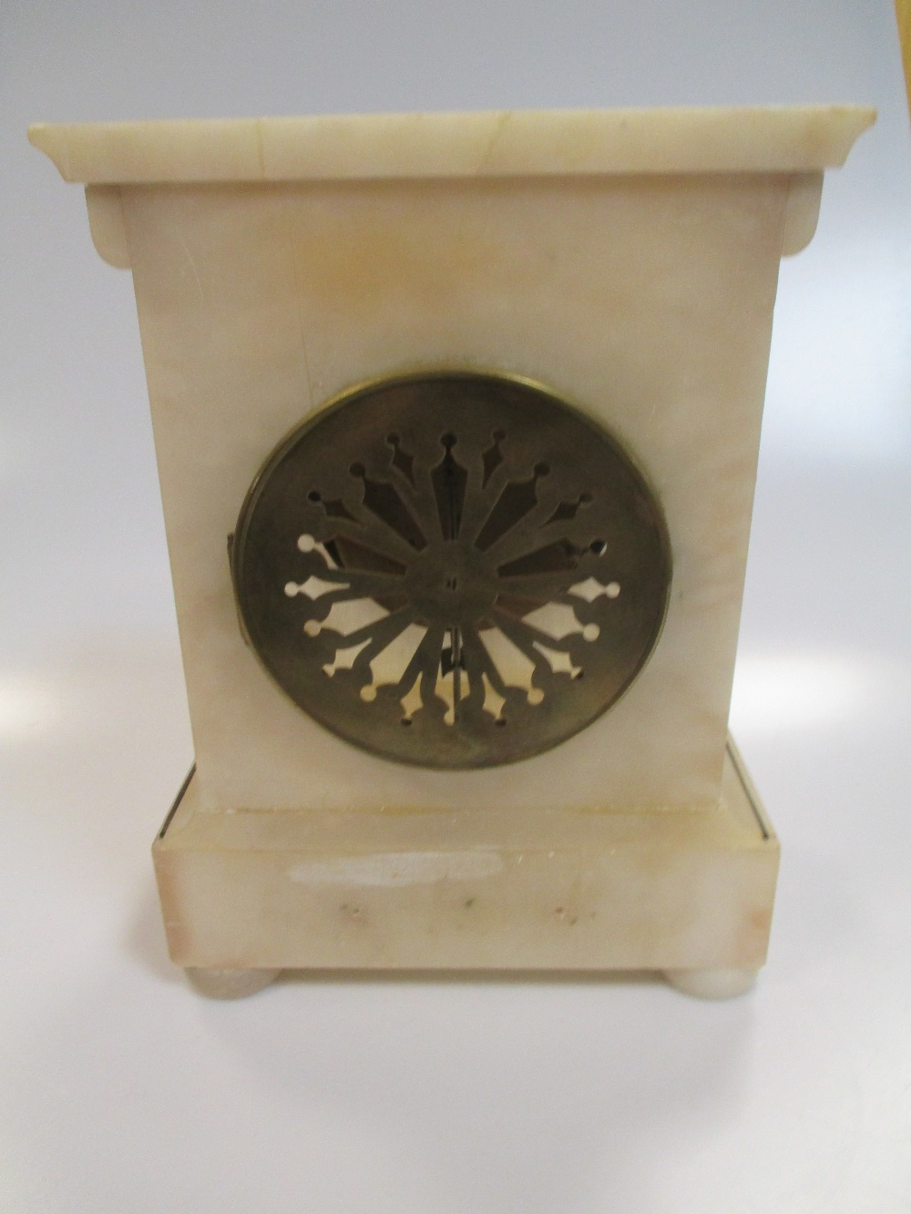 An alabaster case mantel clock with visible movement, 27 x 19cm - Image 4 of 5