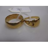 An 18ct wedding ring and signet ring which tests to 18ct, gross weight 14.2g (2)