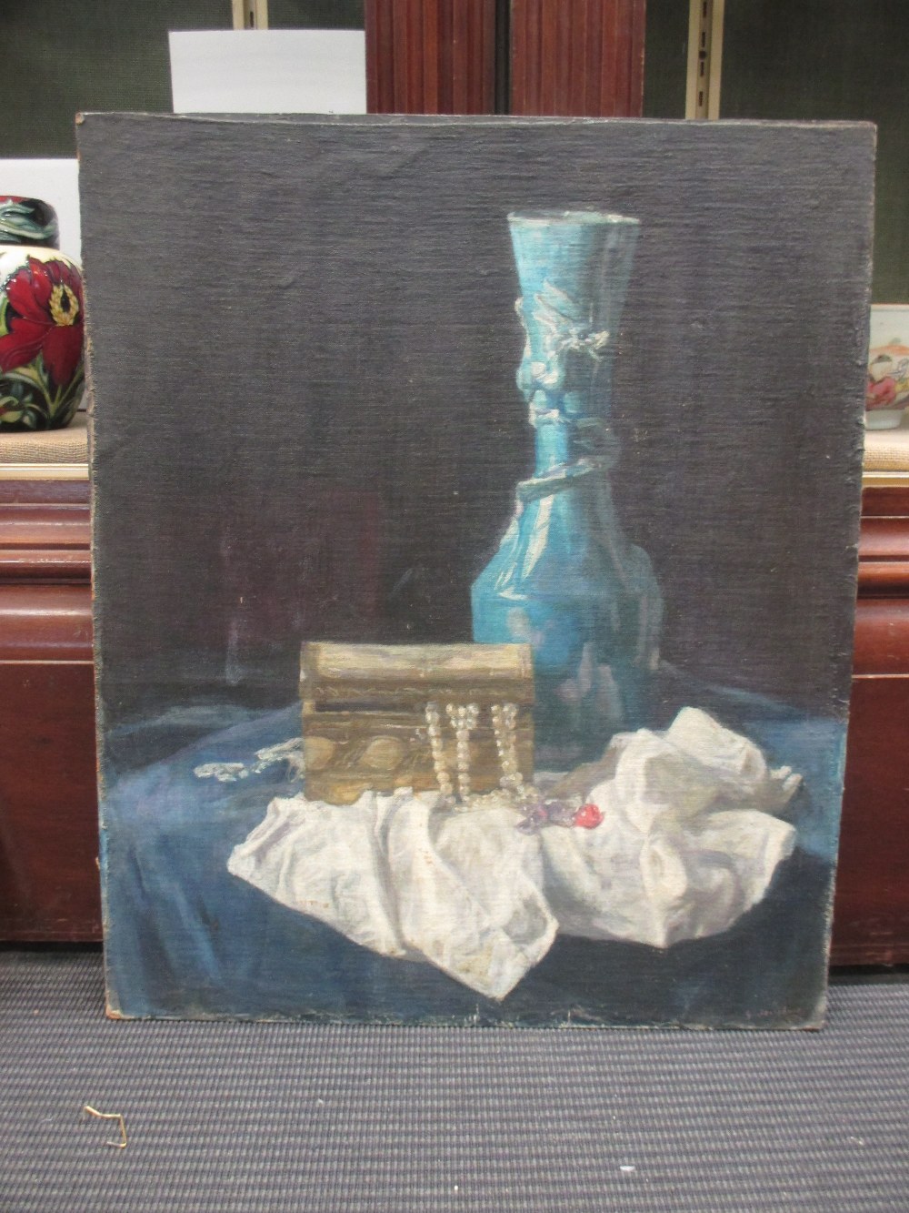 George Weissbort (British, 1928-2013), Still life of a Chinese vase and jewellery box, oil on canvas - Bild 2 aus 4